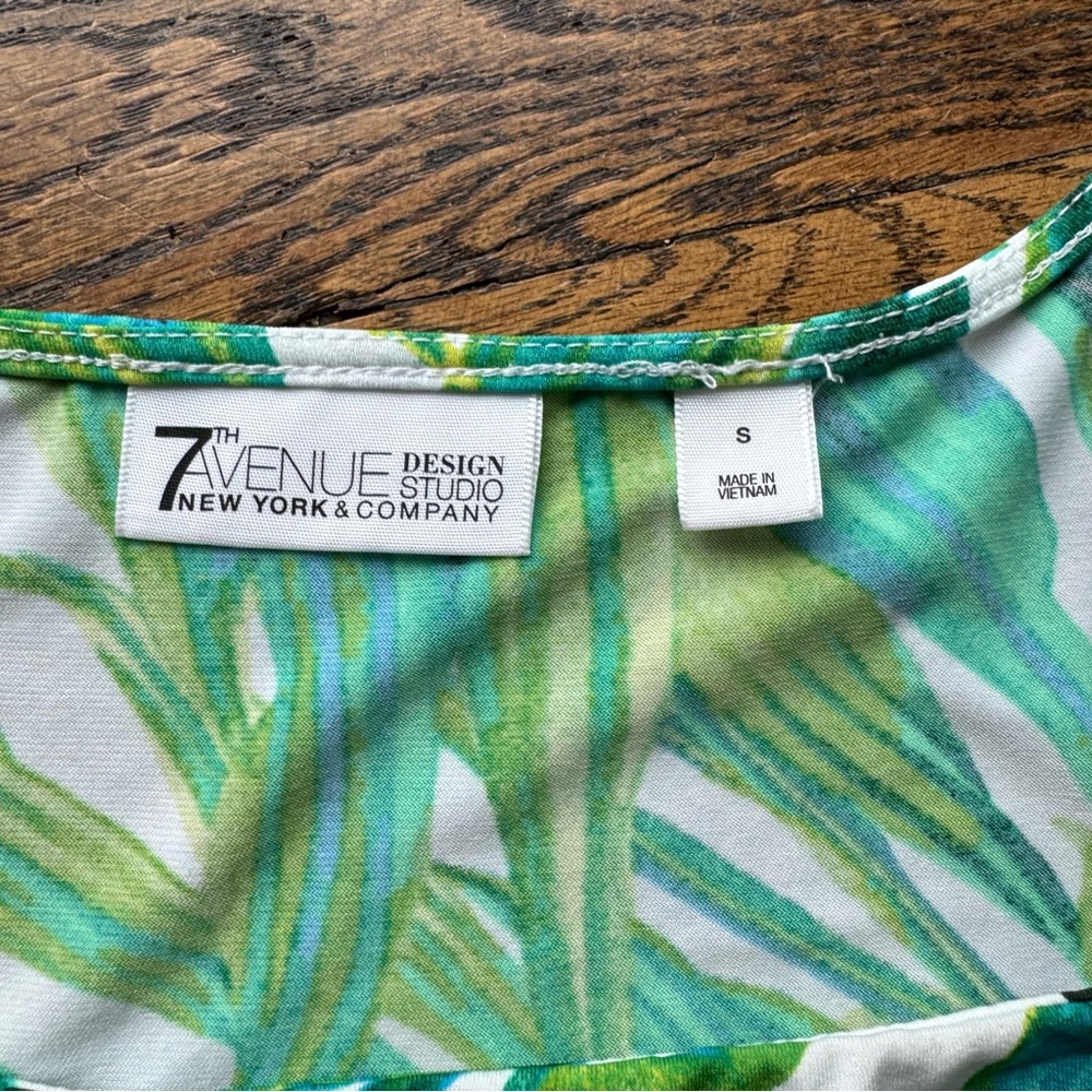 New York & Company Y2K Tropical Green Palm Leaf Print Women's Top Small - Picture 2 of 6